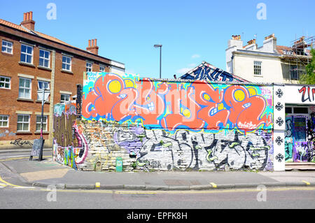 Eine Wand bedeckt Graffiti im Bereich Stokes Croft von Bristol. Stockfoto