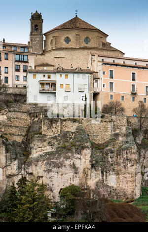 Blick über die Schlucht, die Altstadt von Cuenca in Kastilien-La Mancha, Spanien. Stockfoto