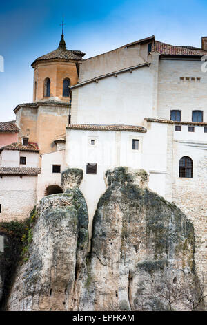 Blick über die Schlucht, die Altstadt von Cuenca in Kastilien-La Mancha, Spanien. Stockfoto