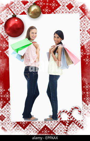 Zusammengesetztes Bild von lächelnden Frauen tragen eine Menge Einkaufstüten Stockfoto