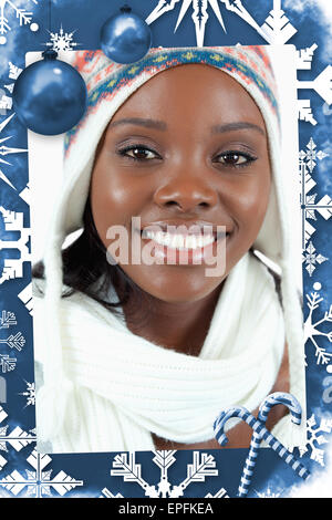 Zusammengesetztes Bild von Close Up der lächelnde Frau mit Wintermütze auf Stockfoto