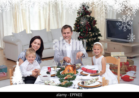 Zusammengesetztes Bild der Familie feiern Weihnachtsessen mit der Türkei Stockfoto