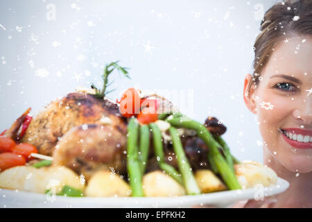 Lächelnde Frau mit Brathähnchen Stockfoto