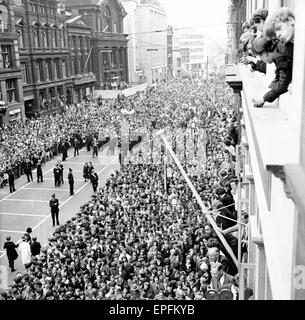 Premiere von 'A Hard Day Night', Menschenmassen Gather The Beatles vor dem Start des Northern premier in Liverpool erblicken. 10. Juli 1964. Stockfoto