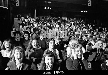 Premiere von 'A Hard Day Night', Menschenmassen Gather The Beatles vor dem Start des Northern premier in Liverpool erblicken. 10. Juli 1964. Stockfoto