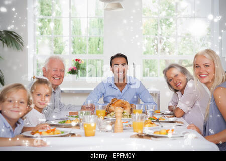 Zusammengesetztes Bild der Familie lächelnd an thanksgiving Stockfoto