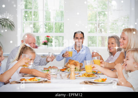 Zusammengesetztes Bild der Familie Toasten an thanksgiving Stockfoto