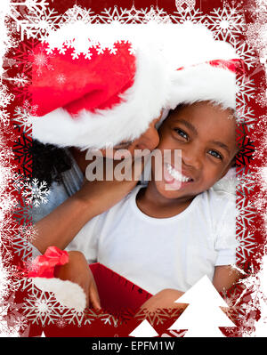 Zusammengesetztes Bild der Mutter ihre Tochter zu Weihnachten küssen Stockfoto