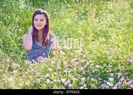 Mädchen im Freien in der Natur genießen Stockfoto