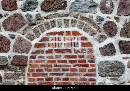 Steinwand aus Findlingen und Ziegeln, Niedersachsen, Deutschland, Europa Stockfoto