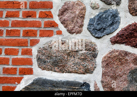 Steinwand aus Findlingen und Ziegeln, Niedersachsen, Deutschland, Europa Stockfoto