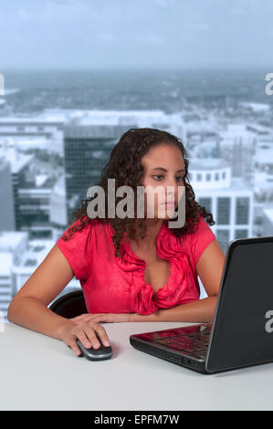 Frau mit Notebook Stockfoto