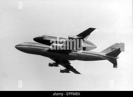 Space Shuttle Enterprise, Huckepack auf einem NASA 747 Jumbo Jet fliegt über Manchester Flughafen um 11:00, fegen im Grün-Bereich gehört bei 600 ft. Nach einer langsam gleiten auf der Route der Start-und Landebahn die Shuttle langsam kletterte bis zu 1000ft und verschwand Stockfoto