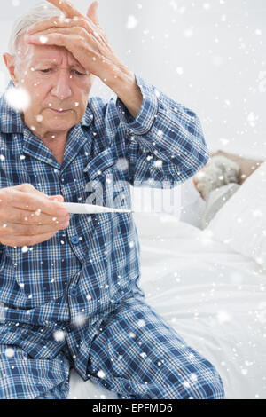 Zusammengesetzte Bild des alten Mann, der seine Temperatur Stockfoto