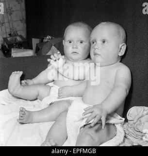 Zwillinge, Ian und Robert Kearns, die acht Pfund zwei Unzen wog, als sie geboren wurden.  Spielen Sie zu Hause zusammen. Geboren 22. April 1962 Stockfoto