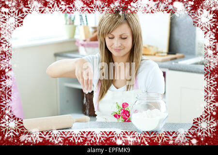 Porträt einer süßen Frau einen Kuchen in der Küche vorbereiten Stockfoto