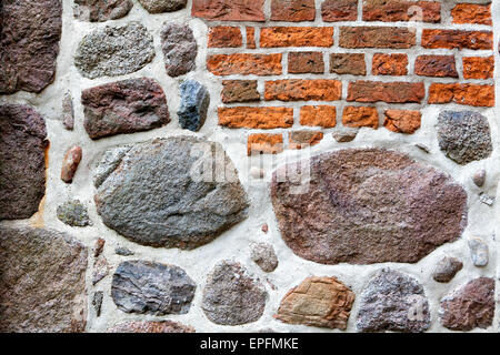 Steinwand aus Findlingen und Ziegeln, Niedersachsen, Deutschland, Europa Stockfoto