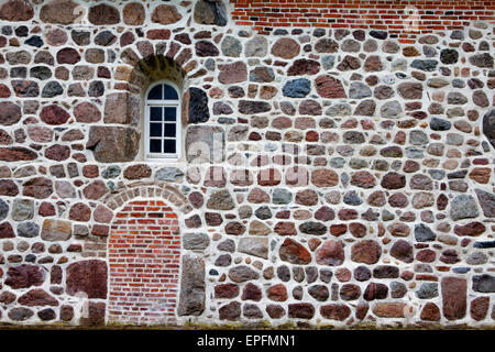 Steinwand aus Findlingen und Ziegeln, Niedersachsen, Deutschland, Europa Stockfoto