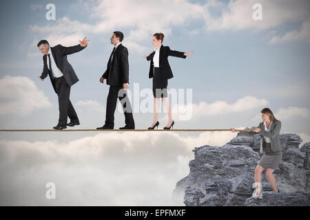 Junge Unternehmerin ziehen eine Gratwanderung für Geschäftsleute Stockfoto