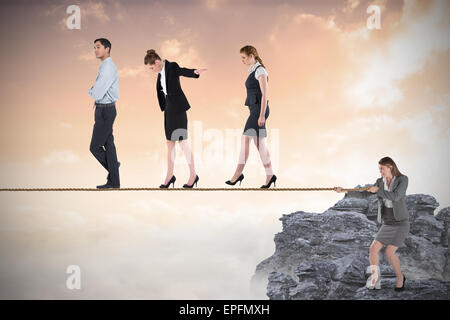 Junge Unternehmerin ziehen eine Gratwanderung für Geschäftsleute Stockfoto