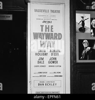 Plakat vor dem Vaudeville Theater im West End, Londoner, die Werbung für das Theaterstück "der abtrünnigen Weg" Darsteller Jim Dale, 1965. Stockfoto