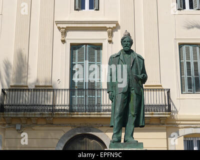 Statue des katalanischen Künstlers Santiago Rusiñol mit Taube auf den Kopf in der Stadt von Sitges, Katalonien, Spanien Stockfoto