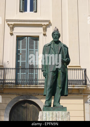 Statue des katalanischen Künstlers Santiago Rusiñol mit Taube auf den Kopf in der Stadt von Sitges, Katalonien, Spanien Stockfoto