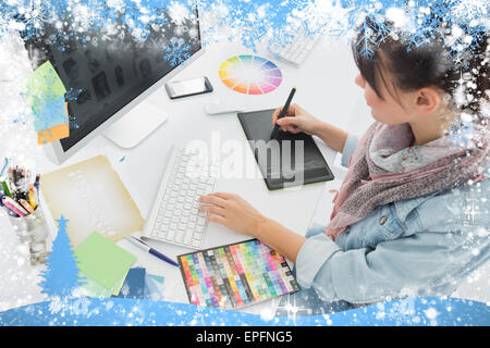 Künstler Zeichnung etwas auf Grafiktablett im Büro Stockfoto
