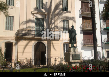 Statue des katalanischen Künstlers Santiago Rusiñol außerhalb Gebäude nahe am Meer in der Stadt von Sitges, Katalonien, Spanien Stockfoto