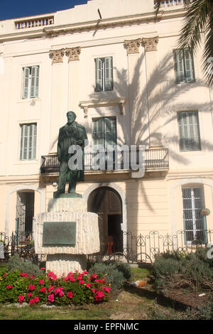 Statue des katalanischen Künstlers Santiago Rusiñol außerhalb Gebäude nahe am Meer in der Stadt von Sitges, Katalonien, Spanien Stockfoto