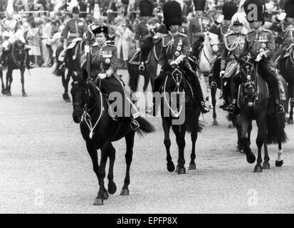Die Königin nimmt Teil an Trooping die Farbe Zeremonie mit 1. Bataillon Irish Guards, Horse Guards Parade London, Samstag, 14. Juni 1980. Stockfoto
