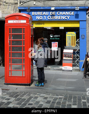 Eine alte traditionelle K6 Red Telephone Box, die zu einem Geldautomaten an der Royal Mile in Edinburgh umgewandelt wurde Stockfoto