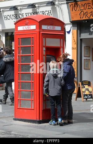 Eine alte traditionelle rote Telefonzelle umgerüstet werden einen ATM-Punkt auf Edinburghs Royal Mile Stockfoto