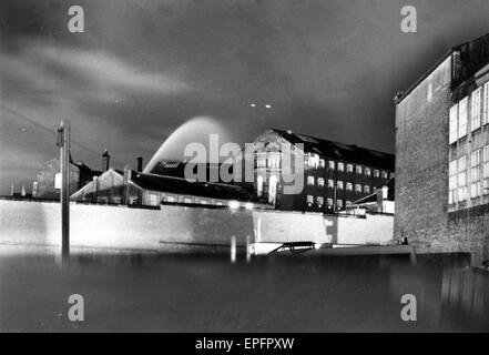 Strangeways Gefängnisaufstand 10. April 1990. Feuer-Crews Spray Dach.  Eine 25-Tag Gefängnisaufstand und Dachgarten protestieren im Strangeways Gefängnis in Manchester, England. Der Aufstand begann am 1. April 1990 als Gefangenen Steuerung der Gefängnis-Kapelle und der Aufruhr Qui nahm Stockfoto