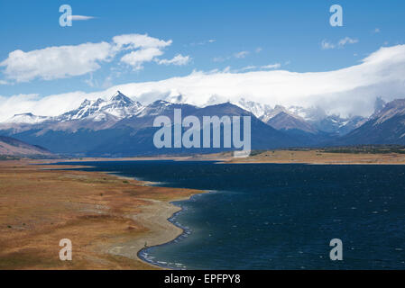 Lago Argentino und Snow capped Berge Patagonien Argentinien Stockfoto