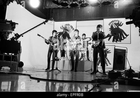 Die Beatles in Liverpool für die Premiere von a Hard Day Night. Die Beatles führen auf der Bühne in Liverpool, vor der Premiere. 10. Juli 1964. Stockfoto