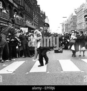 Premiere von 'A Hard Day Night', Menschenmassen Gather The Beatles vor dem Start des Northern premier in Liverpool erblicken. 10. Juli 1964. Stockfoto