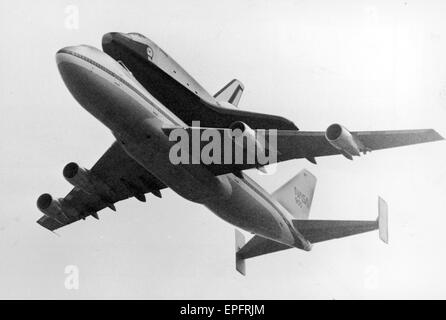 Space Shuttle Enterprise, Huckepack auf einem NASA 747 Jumbo Jet fliegt über Manchester Flughafen um 11:00, fegen im Grün-Bereich gehört bei 600 ft. Nach einer langsam gleiten auf der Route der Start-und Landebahn die Shuttle langsam kletterte bis zu 1000ft und verschwand Stockfoto