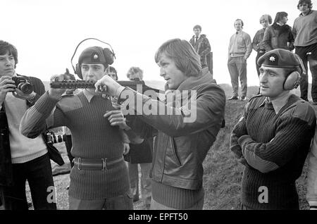 Southampton FC Spieler, Inhaber des FA Cups, versuchte ihre Hände auf eine andere Art der Aufnahme, wenn sie einen Besuch der Royal Anglian Regiment auf Salisbury Plain, Donnerstag, 25. November 1976 abgestattet. Stockfoto