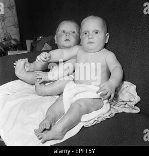 Zwillinge, Ian und Robert Kearns, die acht Pfund zwei Unzen wog, als sie geboren wurden.  Spielen Sie zu Hause zusammen. Geboren 22. April 1962 Stockfoto