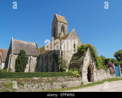 Frankreich, Calvados, Kirche St. Gabriel Brecy Gärten Brecy ehemalige Kloster Architektur unter blauem Himmel, Sonnenschein, Normandie Stockfoto