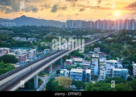 Lange Ping trainieren Hongkong urban Innenstadt und Sonnenuntergang Geschwindigkeit in der Nacht