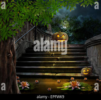 Halloween-Kürbisse im Hof des alten Steintreppe Nacht im hellen Mondschein Stockfoto