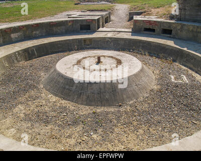 Deutsche Pistole Position bei WW2 Beton Blockhaus Plätz 'Crisbecq Battery' St. Marcouf, Normandie, Frankreich Stockfoto