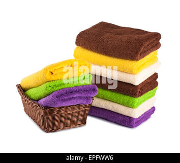 Stapel von Frische und saubere Handtücher isoliert auf weißem Hintergrund Stockfoto
