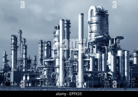 Rohrleitungen von einer Industrieanlage für Öl und Gas Raffinerie. Stockfoto