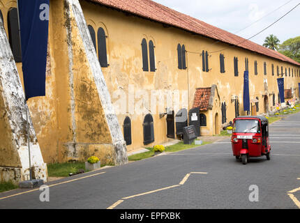 Motorisierte Rikscha durch Fort Wände im Inneren der historischen Stadt Galle, Sri Lanka, Asien Stockfoto