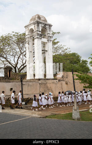 Schülerinnen und Schüler in uniform zu Fuß in einer Straße in der historischen Stadt Galle, Sri Lanka, Asien Stockfoto