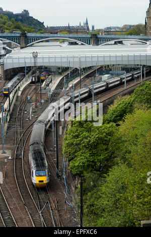 Eine Jungfrau Züge East Coast, British Rail Class 43 (HST), InterCity 125 verlassen Edinburgh Waverley Stockfoto