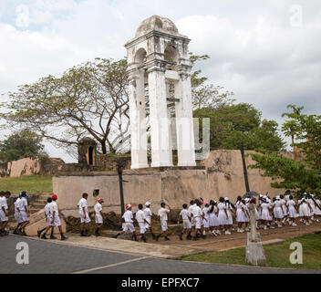 Schülerinnen und Schüler in uniform zu Fuß in einer Straße in der historischen Stadt Galle, Sri Lanka, Asien Stockfoto